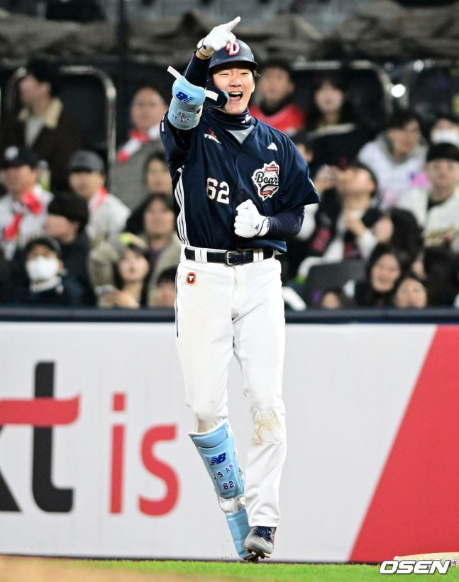 Ан Джэ Сок из Дусана аплодирует после того, как ударил своевременный удар с двумя RBI в восьмом иннинге против KT 11-го числа. /Фото = ОСЕН