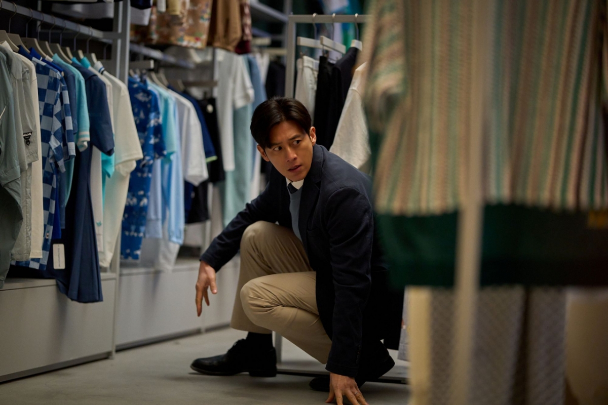 照片=电影《群体》剧照。