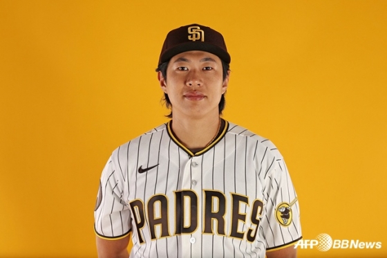 宋成文正在拍摄圣地亚哥教士队的简介。 =法新社BBNews=新闻1。