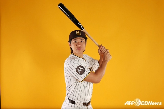 宋成文正在拍摄圣地亚哥教士队的简介。 =法新社BBNews=新闻1。