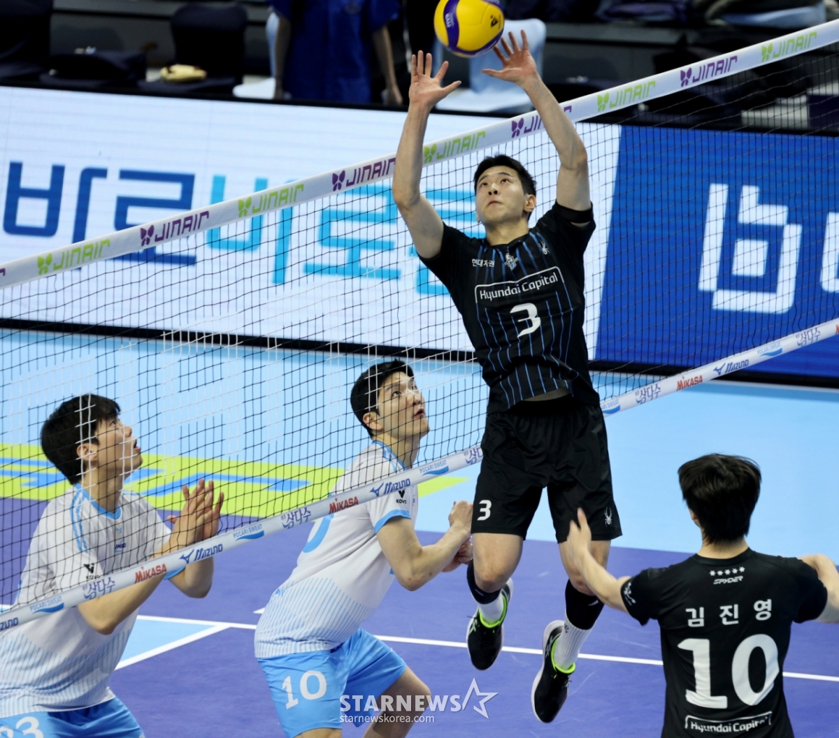 Хван Сын Бин (справа) вышел на рынок FA вместе с Хо Су Бонгом. /Фото = Старший репортер Кан Ён Чжо