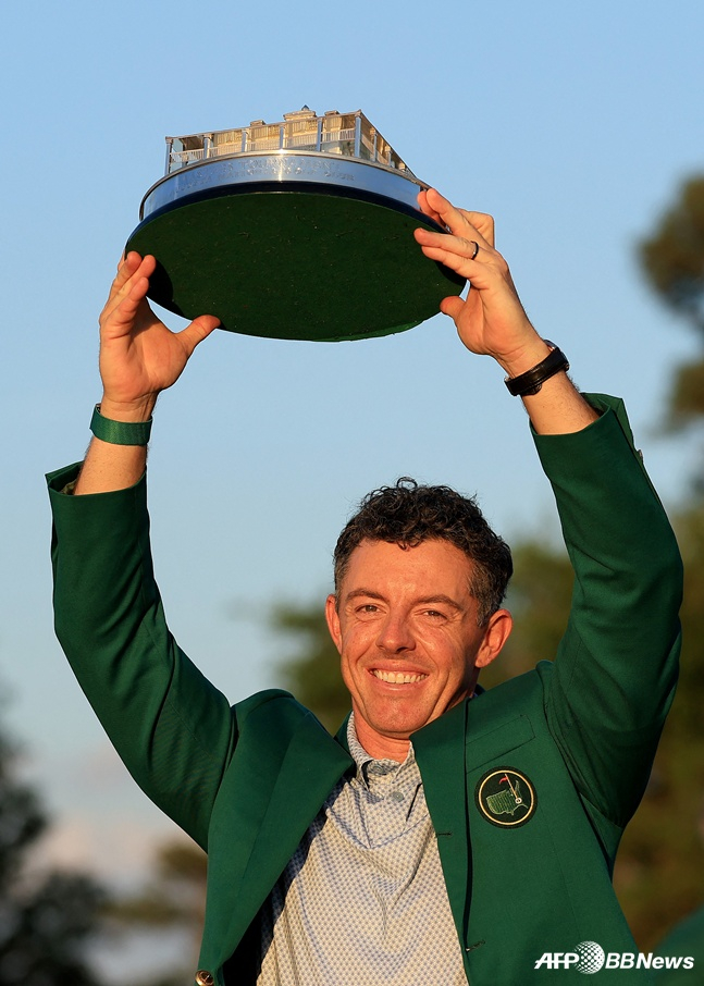 Рори Макилрой выигрывает турнир Masters и поднимает трофей в последнем 4-м раунде турнира, состоявшегося на Национальном гольф-клубе Августы (пар 72) в Джорджии 13-го числа. /AFPBBNews =Новости 1