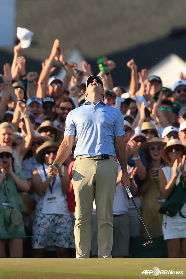 Макилрой, который подтверждает победу и рыдает. /AFPBBNews =Новости 1