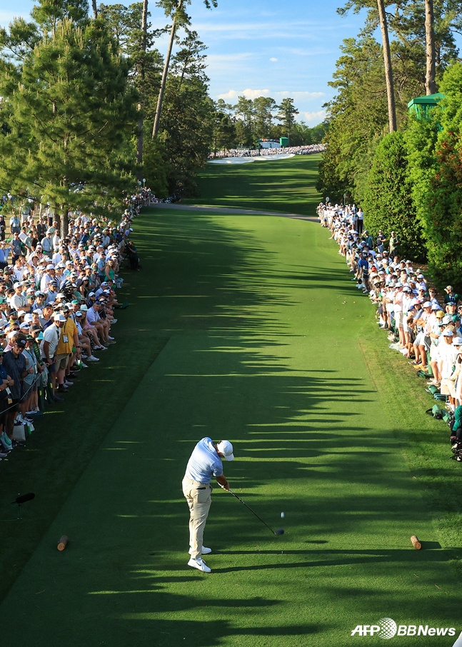 В 18-й лунке галереи выстроились в очередь, чтобы сделать ти-шот посредине. /AFPBBNews =Новости 1