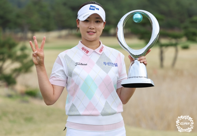 Kim Min-sol sau khi leo lên đỉnh cao tại iM Financial Open (tổng giải thưởng 1 tỷ won) Tour golf chuyên nghiệp nữ Hàn Quốc (KLPGA) vào ngày 12 đang tạo dáng với ý nghĩa chiến thắng tổng cộng 3 lần bằng ngón tay. /Ảnh = Cung cấp KLPGT