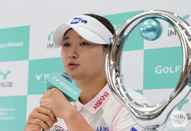Kim Min Sol đã phát biểu cảm nghĩ tại cuộc họp báo sau khi giành chiến thắng tại iM Financial Open (tổng giải thưởng 1 tỷ won) Tour golf chuyên nghiệp dành cho nữ Hàn Quốc (KLPGA) vào ngày 12. /Ảnh = Cung cấp KLPGT