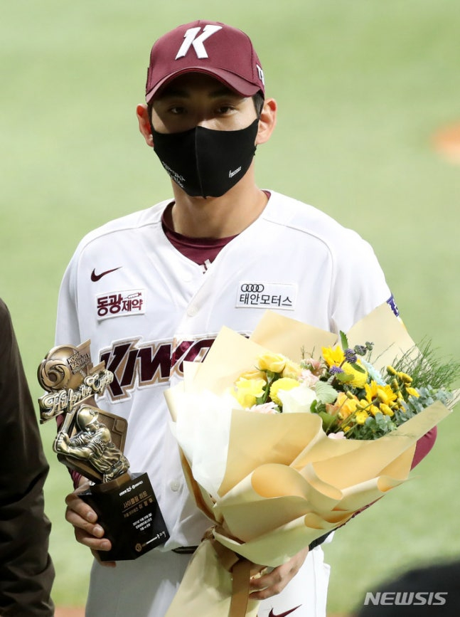 イ·ジョンフがキウム時代の2021年、KBOからサイクリングヒット記念トロフィーを受け取っている。 /写真=ニューシス