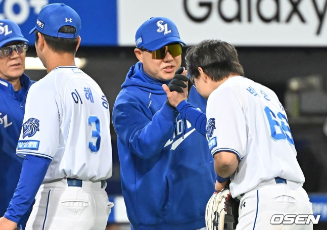 朴ジンマン(中央)三星(サムスン)監督が10日、NC戦で勝利した後、朴スンギュとハイタッチをしている。 /写真=OSEN