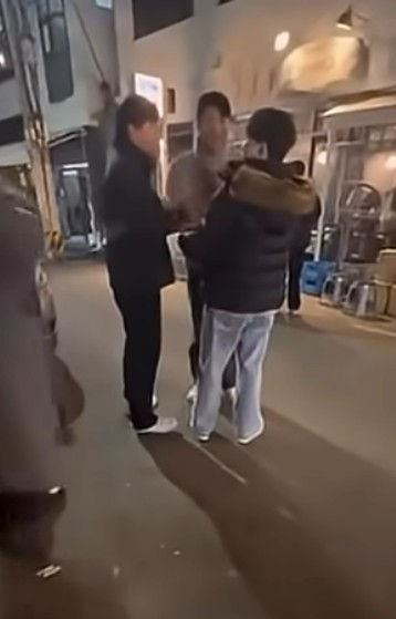 Choi Choong-yeon (left) is mocking a fan who asks for fan service while smoking outside while drinking with Yoon Sung-bin and others. /Photo = Online community Source