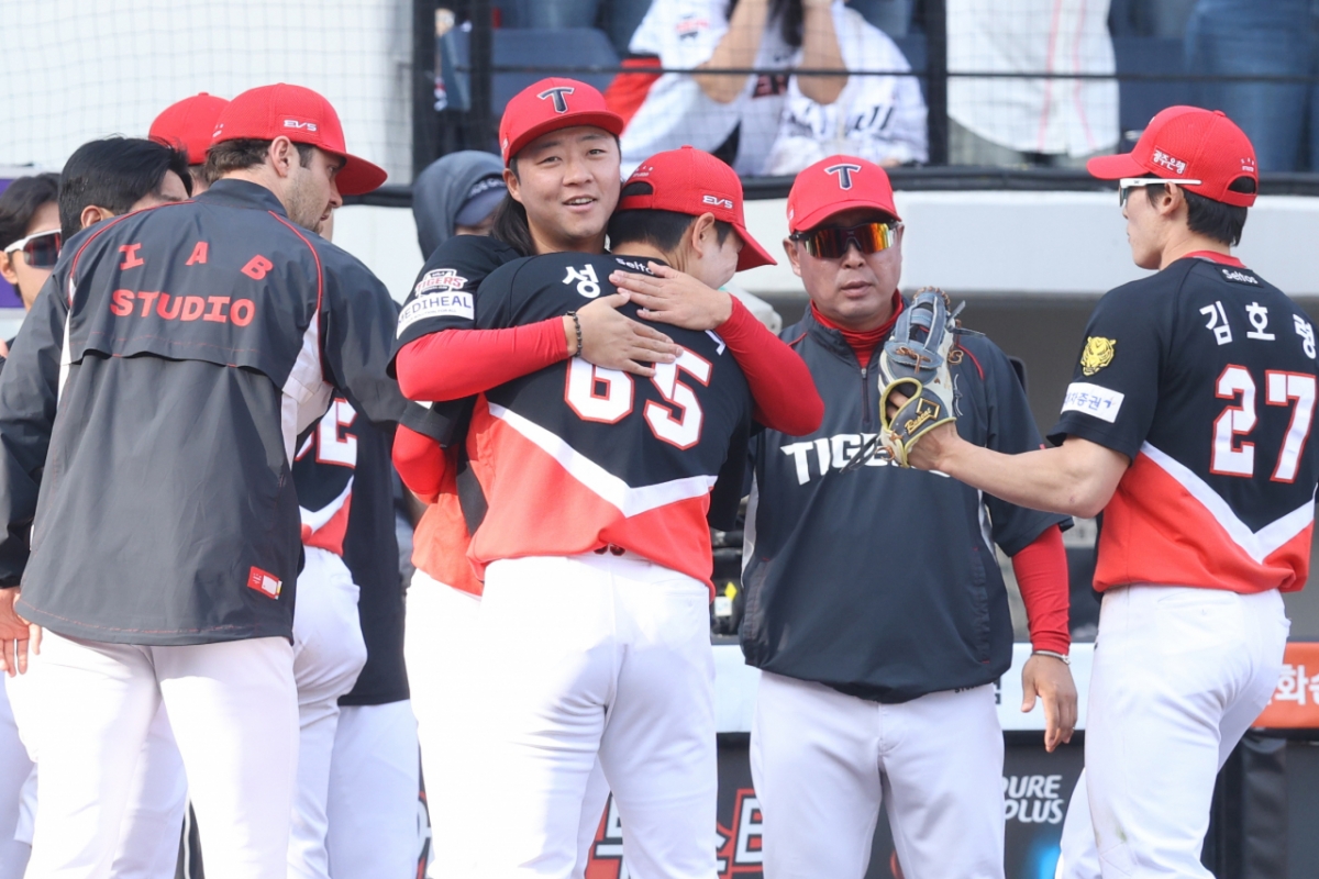 KIA Tigers bullpen pitcher Kim Bum-soo (center). /Photo = Courtesy of KIA Tigers