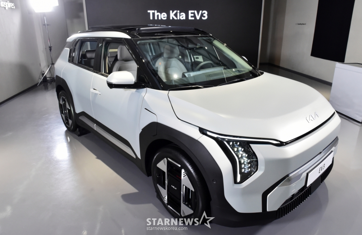 While global automobile brand Kia (KIA) unveiled the world's first compact SUV electric vehicle "The Kia EV3" (hereinafter referred to as EV3), it held a media opening session for the launch of new cars at Kia EV Unplugged Ground in Seongsu-dong, Seongdong-gu, Seoul on the 22nd.  The newly launched EV3 is Kia's third dedicated electric vehicle, following Kia's first E-GMP-based electric vehicle EV6 in 21 years and Kia's large electric flagship SUV EV9 in 23 years. It is equipped with innovative connectivity specifications such as Kia AI assistant, in-car entertainment, and display Themes in a practical interior design that resembles a bold and robust exterior and living space. ▲ It applied steering wheel grip sensing for the first time in its class, and ▲ Navigation-based Smart Cruise Control ▲ Car Maintenance Assistance 2 ▲ Advanced Driver Assistance System (ADAS) such as Highway Driving Assistance 2. /Photo = Lim Han-byeol (Money S)