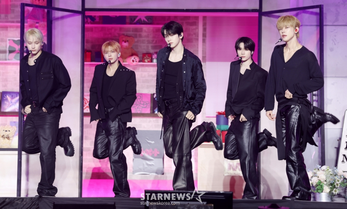 The group TOMORROW X TOGETHER is performing a great performance at a showcase commemorating the release of its 8th mini album "7TH YEAR: When the Wind Stops for a Time" at Korea University Hwajeong Gymnasium in Seongbuk-gu, Seoul on the 13th. /2026.04.13 / Photo = Kim Hwi-seon hwijpg@