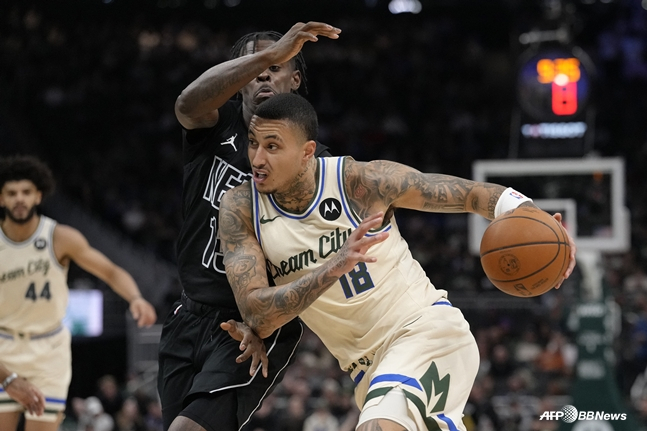 Kyle Kuzma đang cố gắng vượt qua. /AFPBBNews = Tin tức 1