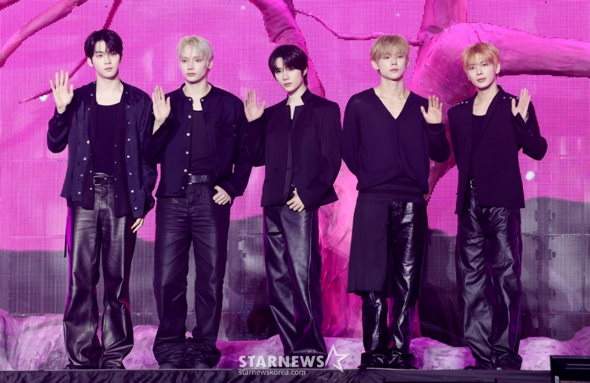 グループTOMORROW X TOGETHERが13日、ソウル城北区の高麗大学校ファジョン体育館で行われたミニ8集「7TH YEAR:茨にしばらく風が止まった時」の発売記念ショーケースでポーズを取っている。 /2026.04.13 /写真=キム·フィソン hwijpg@