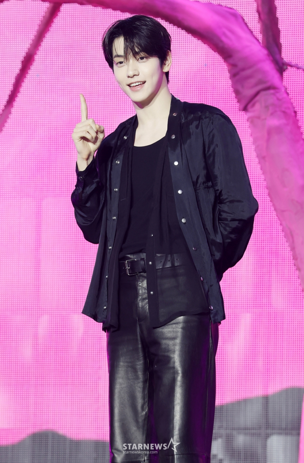 グループTOMORROW X TOGETHERのスビンが13日、ソウル城北区の高麗大学校ファジョン体育館で行われたミニ8集「7TH YEAR:茨にしばらく風が止まった時」の発売記念ショーケースでポーズを取っている。 /2026.04.13 /写真=キム·フィソン hwijpg@