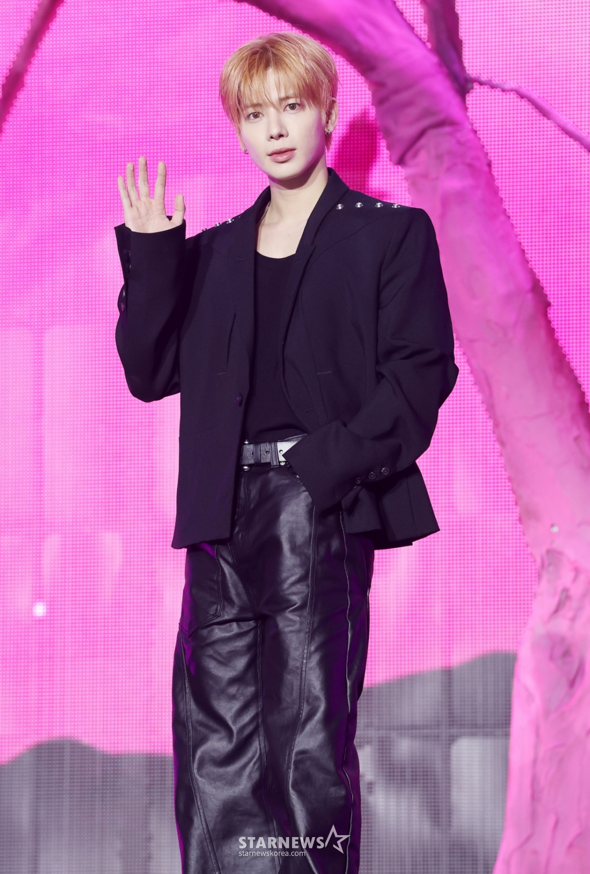 グループTOMORROW X TOGETHERテヒョンが13日、ソウル城北区の高麗大学校ファジョン体育館で行われたミニ8集「7TH YEAR:茨にしばらく風が止まった時」の発売記念ショーケースでポーズを取っている。 /2026.04.13 /写真=キム·フィソン hwijpg@