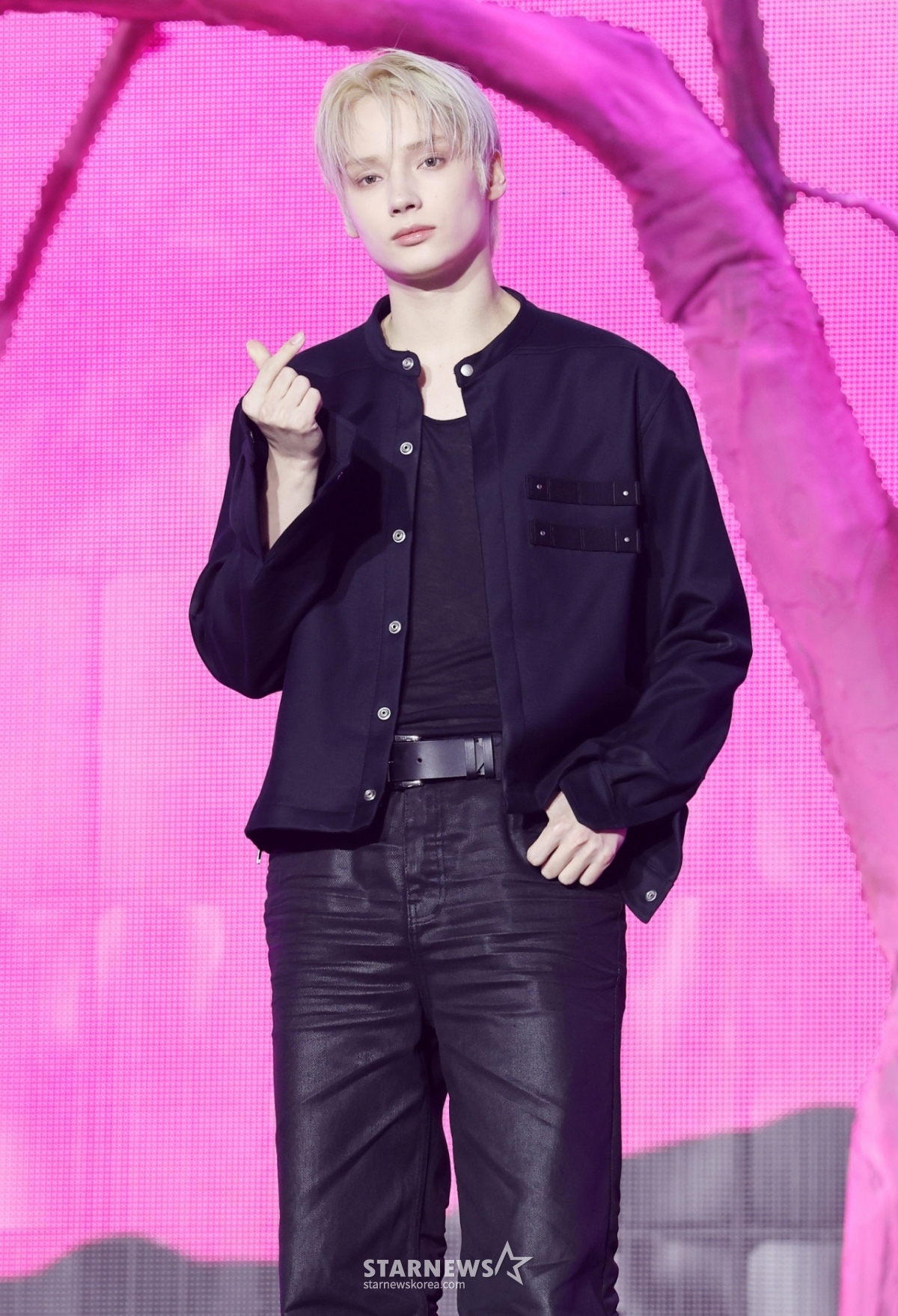 グループTOMORROW X TOGETHERのヒュニンカイが13日、ソウル城北区の高麗大学校ファジョン体育館で行われたミニ8集「7TH YEAR:茨にしばらく風が止まった時」の発売記念ショーケースでポーズを取っている。 /2026.04.13 /写真=キム·フィソン hwijpg@