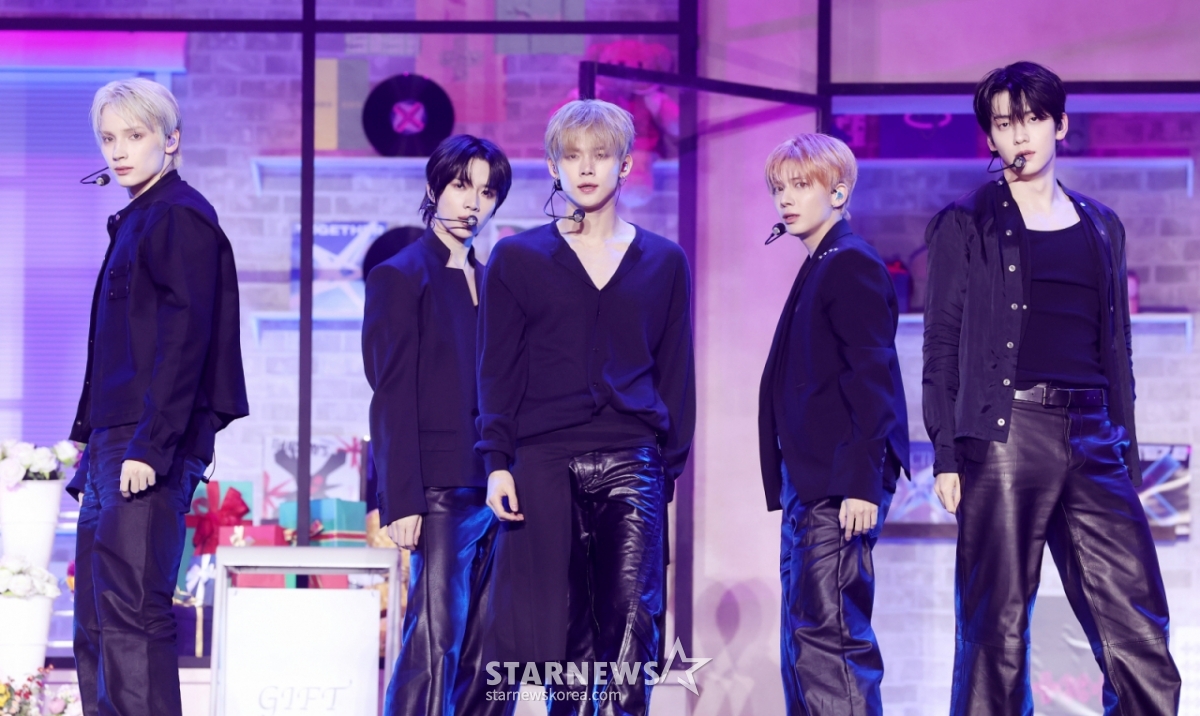 グループTOMORROW X TOGETHERが13日、ソウル城北区の高麗大学校ファジョン体育館で行われたミニ8集「7TH YEAR:茨にしばらく風が止まった時」の発売記念ショーケースで素敵な舞台を披露している。 /2026.04.13 /写真=キム·フィソン hwijpg@