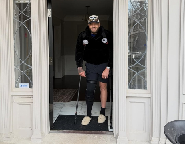 Ponce on crutches. /Photo = Phone-se wife Emma Phone-se SNS