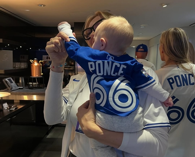 It looks like it was at the time of Ponce's return match. /Photo = Phone-se wife Emma Phone-se SNS