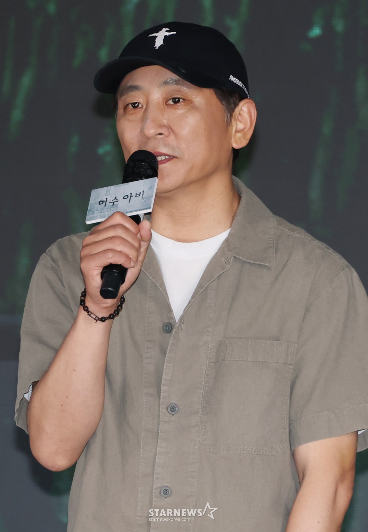 パク·ジュンウ監督が13日午後、ソウル九老区ザ·セントで行われたENA月火ドラマ「カカシ」製作発表会に参加し挨拶をしている。 /2026.04.13 /写真=イ·ドンフン photoguy@