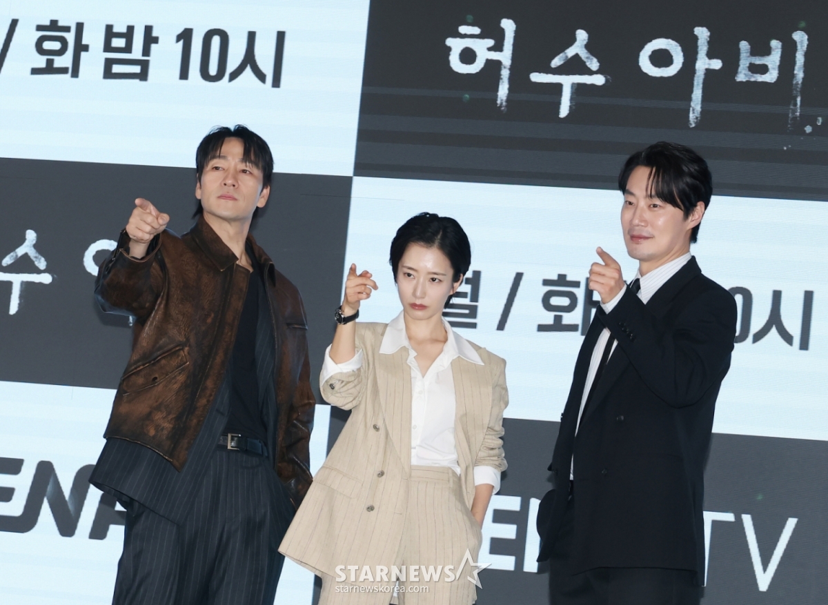 俳優パク·ヘス、クァク·ソンヨン、イ·ヒジュンが13日午後、ソウル九老区ザ·セントで行われたENA月火ドラマ「カカシ」製作発表会に参加しポーズを取っている。 /2026.04.13 /写真=イ·ドンフン photoguy@