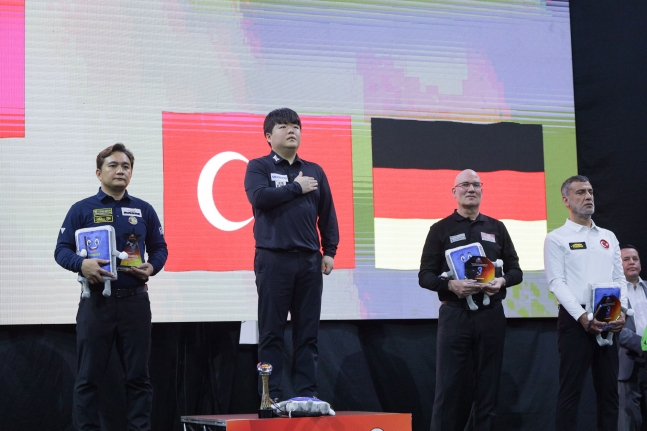 Cho Myung-woo (giữa) đã giành chiến thắng tại World Cup cushion Bogota 3 được tổ chức tại Colombia vào ngày 13 và đang đứng đầu sân vận động trong lễ trao giải. /Ảnh = Cung cấp SOOP