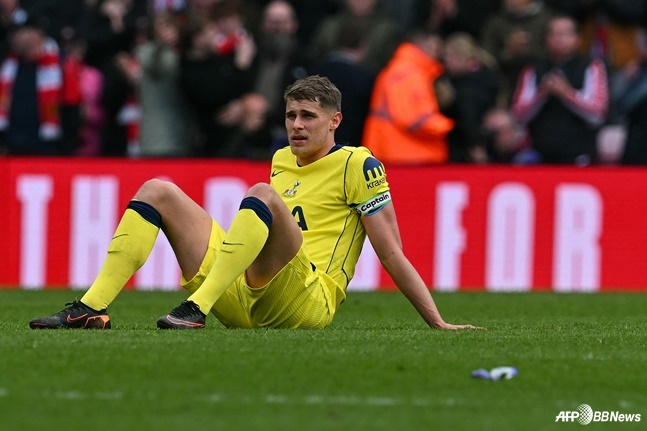 Hậu vệ Tottenham Hotspur Mickey van der Pen ngồi thụp xuống sân sau thất bại trước Sunderland. /AFPBBNews = Tin tức 1