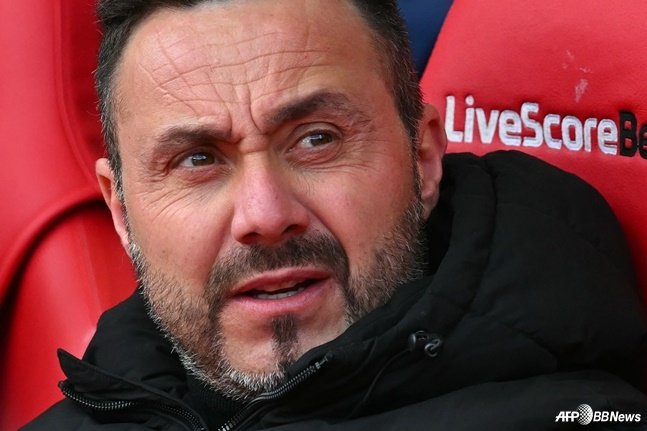 Tân huấn luyện viên Roberto De Gerbi Tottenham Hotspur nhăn mặt. /AFPBBNews = Tin tức 1