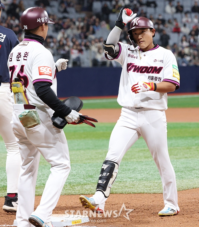 Ким Тэ Чжин (справа) поднимается на операционный стол. /Фото = Ожидание Ким Чжин Гёна