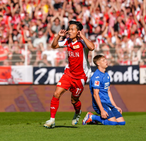 チョン·ウヨン（左）が2024~2025ドイツ·ブンデスリーガ第4ラウンドのホッフェンハイム戦で得点した後、セレモニーをしている。 /写真=ウニオンベルリン公式ソーシャル·ネットワーキング·サービス（SNS）