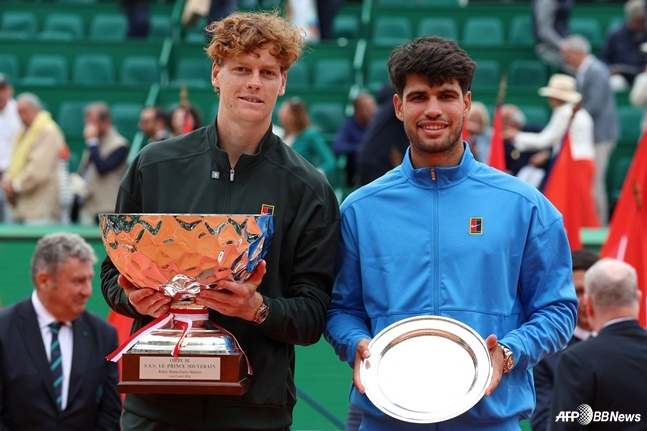 Yannik Sinner (trái) và Carlos Al-Qaras. /AFPBBNews = Tin tức 1