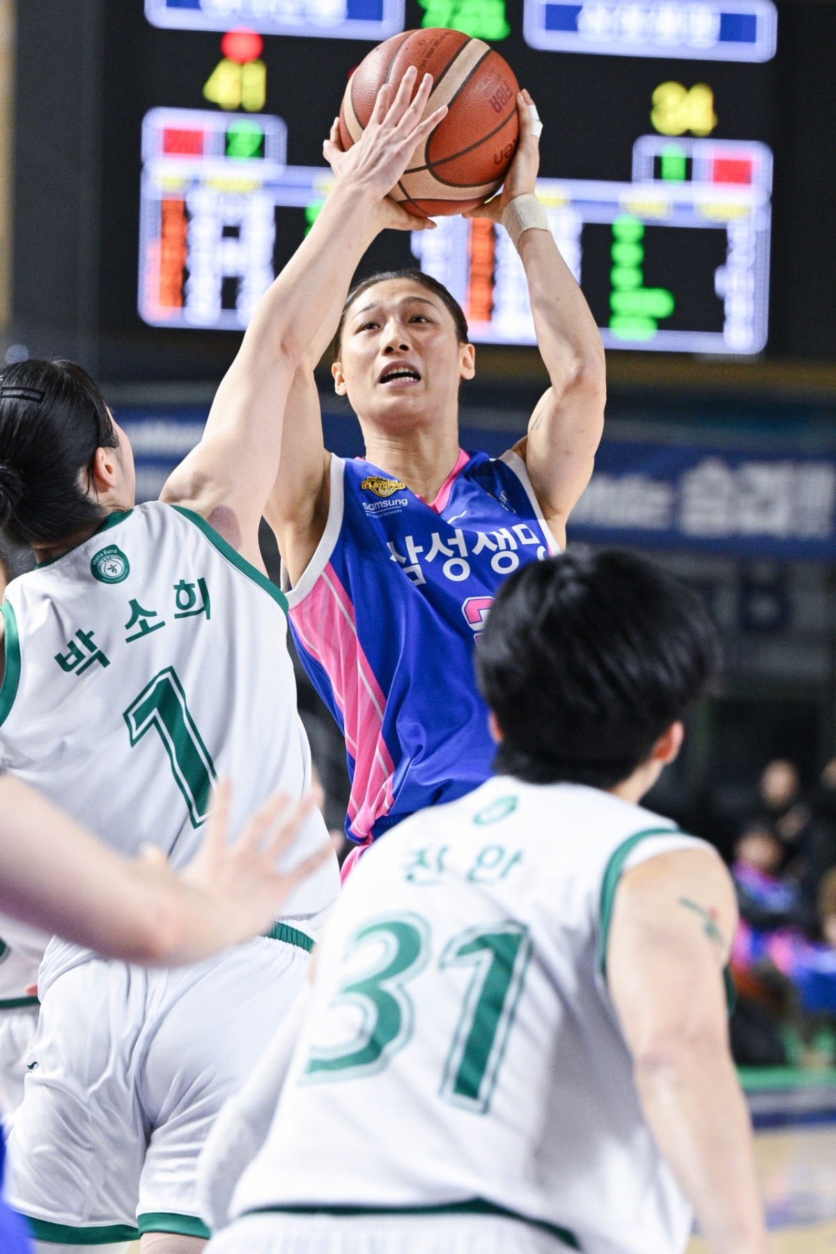 图为李海兰（三星生命）正在尝试射门。 =照片=WKBL提供。