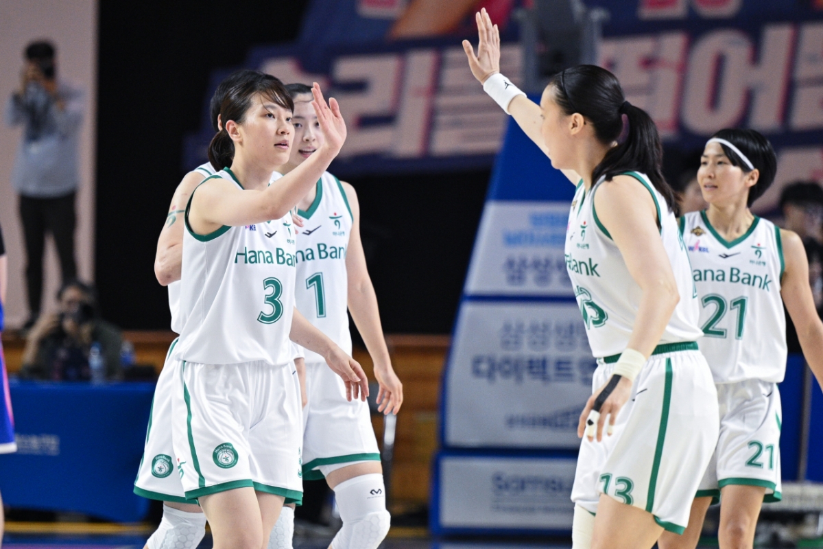 韩亚银行代表团。 =照片=WKBL提供。