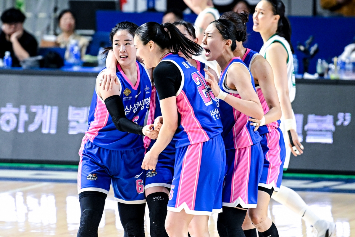 三星生命代表团。 =照片=WKBL提供。