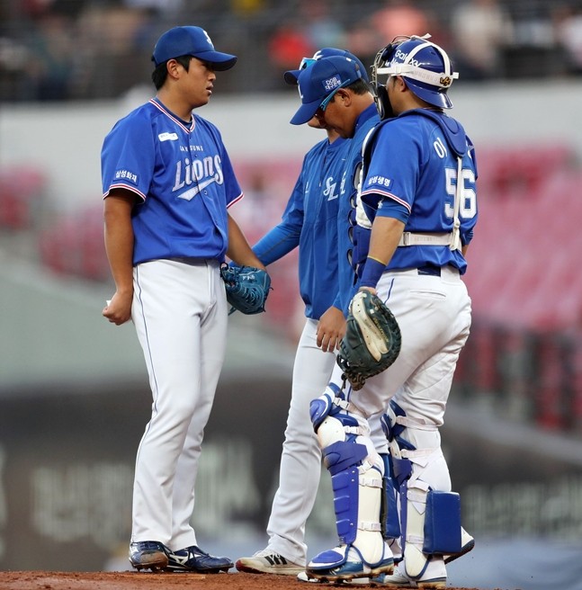 =图为，2019赛季三星队主教练落合龙正在和梁昌燮交谈。