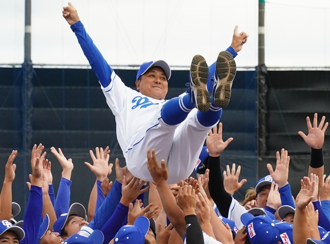 图为2025赛季，时任中日龙队主教练的落合正接受选手们的抛掷。 =照片:中日龙队官方SNS