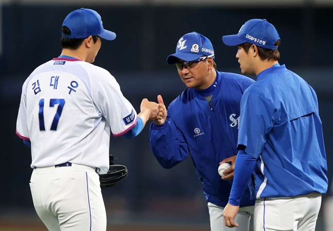 图为，2019赛季落合教练金大佑（左）正在交谈。 =图为，三星狮子队。
