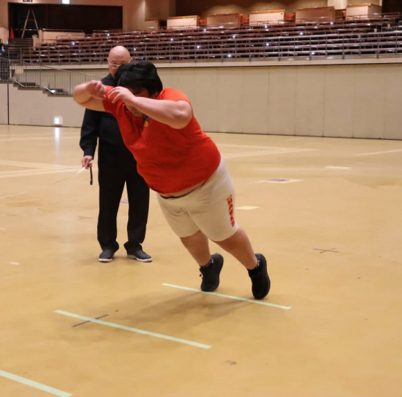 Проверка спортивных способностей нового спортсмена У Чжуона. /Фото = Японская ассоциация сумо