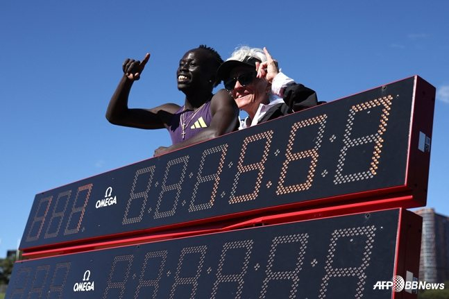 Gutgut (trái) chụp ảnh kỷ niệm với kỷ lục mới của mình. /AFPBBNews = Tin tức 1