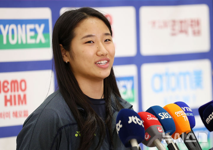 Ahn Se-young achieved the grand slam by winning the women's singles at the 2026 Asian Badminton Championships. /Photo = Newsis