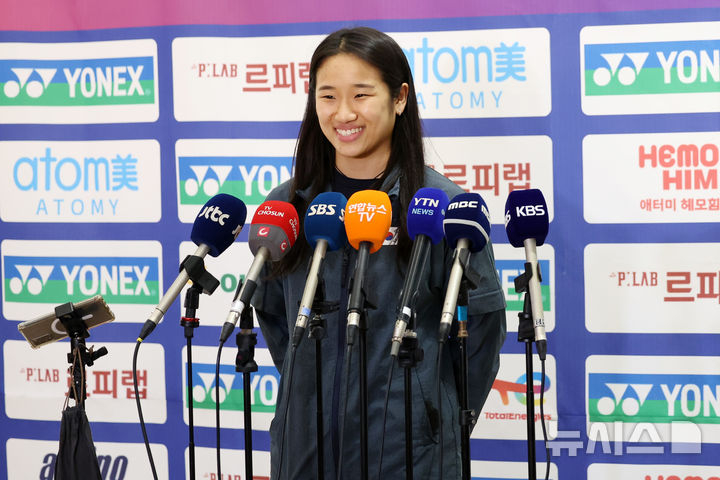 Ahn Se-young, who achieved the Grand Slam, returned home through Incheon International Airport's second passenger terminal on the afternoon of the 13th to answer reporters' questions. /Photo = Newsis