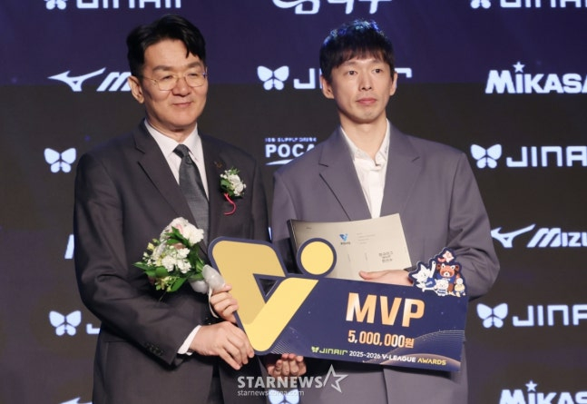 KOVO Chairman Cho Won-tae (left) and Korean Air Setter Han. /Photo = Senior Reporter Kim Jin-kyung