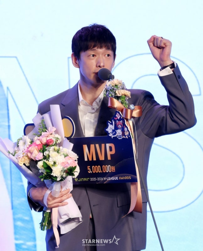 Han is giving his impression of winning the men's regular league MVP at the "Jin Air 2025-2026 V-League Awards" held at Grand Walkerhill Seoul Vista Hall in Gwangjang-dong, Gwangjin-gu, Seoul on the 13th. /Photo = Senior Reporter Kim Jin-kyung