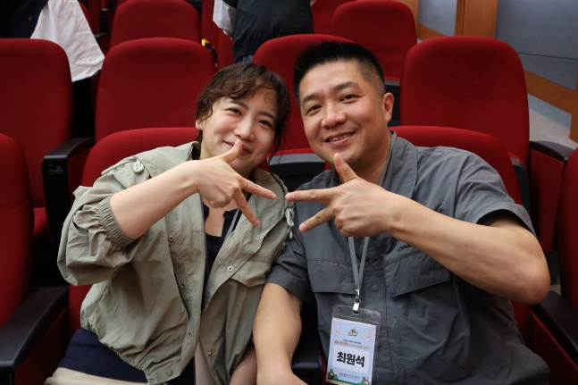 KB损害保险Stars粉丝崔元锡(右)-李珍雅夫妇4日参加了在水原KB损害保险Injinium举行的2025~2026赛季粉丝见面会。 =照片=金东润。