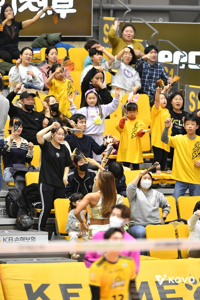 KB损害保险的粉丝们正在热烈助威。 =照片=KOVO提供。