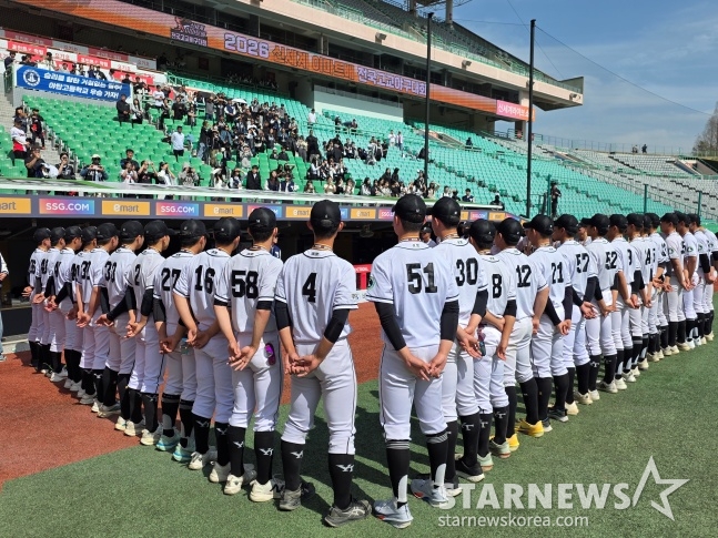 野塔高中棒球部12日在仁川SSG兰德斯球场举行的2026新世界易买得杯全国高中棒球大赛获得亚军后集合。 =照片=金东润。