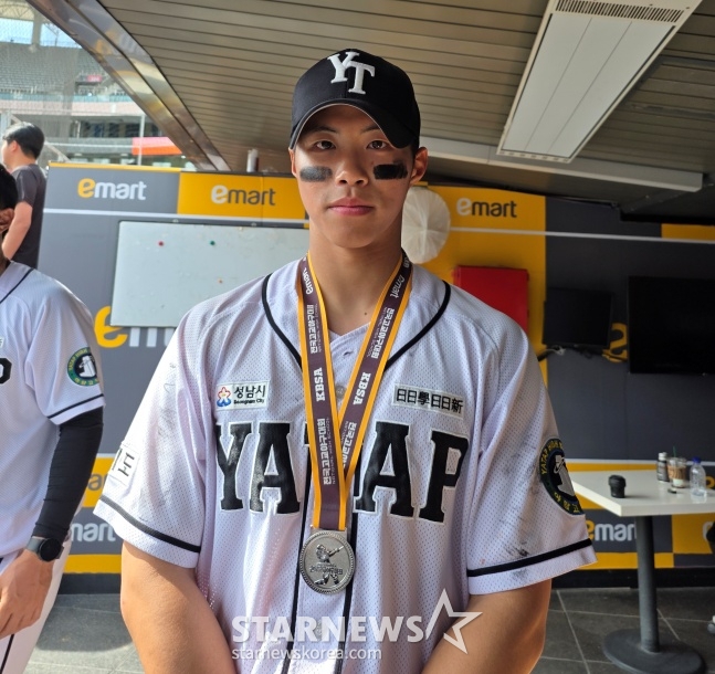 12日,在仁川SSG兰德斯球场举行的2026新世界易买得杯全国高中棒球大赛上,野塔高中李元英(音)获得亚军后,接受了记者的采访。 =照片=金东润。