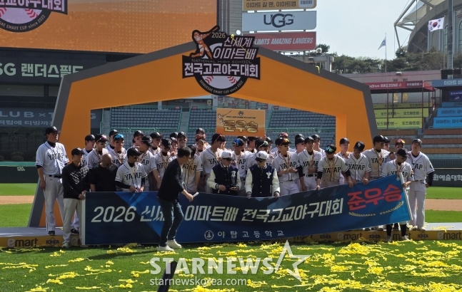 12日,野塔高中棒球队在仁川SSG兰德斯球场举行的2026新世界易买得杯全国高中棒球大赛上获得亚军后,正在拍照留念。 =照片=金东润。