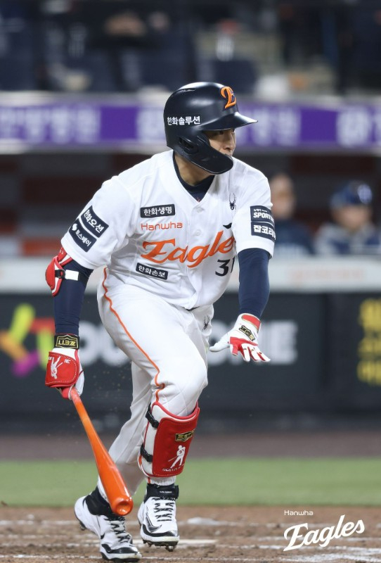 他就是韩华鹰队的外野手孙雅燮。 =韩华鹰队。